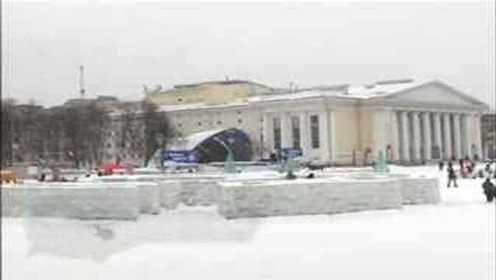 俄罗斯小城打造冰冻鱼迷宫