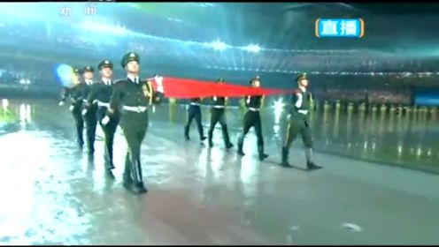 五星红旗进入南京青奥开幕式 习近平起立唱国歌