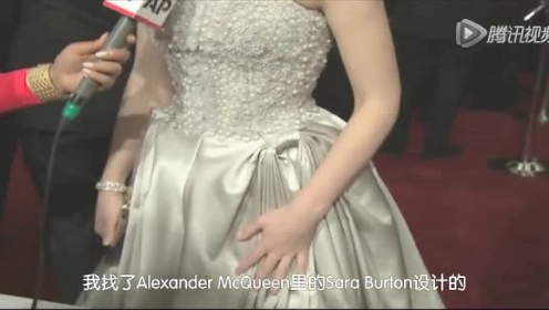 《万物理论》女主角菲丽希缇·琼斯银色长裙优雅迷人