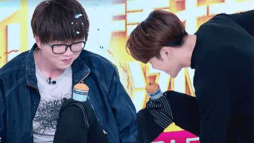 毛不易健身成果检验!平衡感太差王嘉尔忙帮出主意