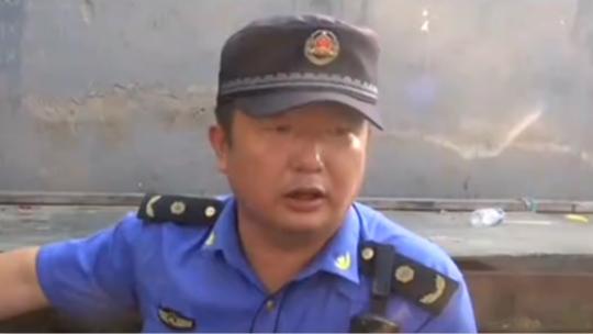 机场客流高峰 请照顾好家人财物