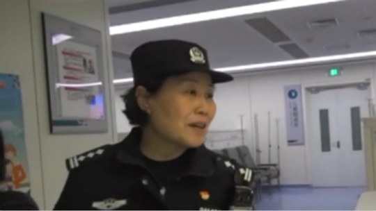 道路结冰大巴车险些冲进护城河