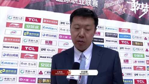 《CBA全场集锦》采访八一主教练王治郅：第四节得分太低 对汉斯布鲁的限制不好