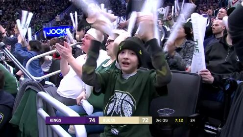 《NBA全场回放》【原声回放】国王vs雄鹿第3节 双方对飙场面激烈