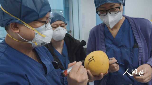 一只只写着“加油”的柚子,成了武汉“红区”里的“吉祥物”