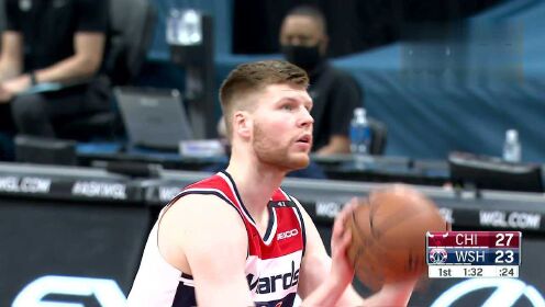 《NBA全场集锦》射手需要这样的空位 韦少助攻贝尔坦斯接球就投3+1到手