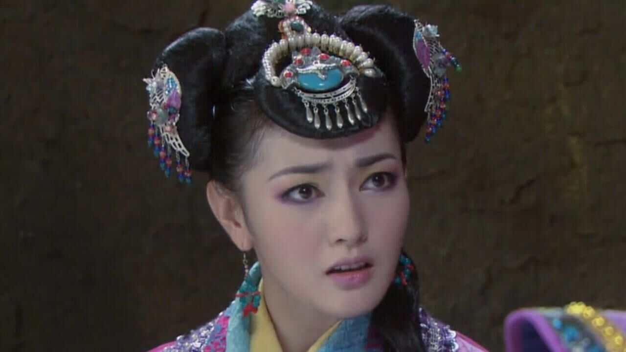 《隋唐英雄5》第二十六集03:披霞郡主和鸾英见面吵架,鸾英被蝎子咬了