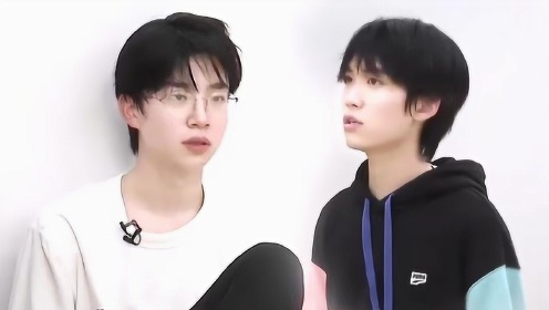 张腾用二人转方法教张嘉元跳舞