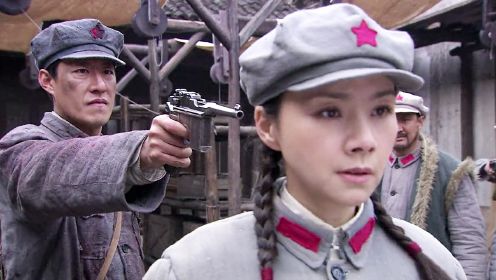 团长认定女兵是特务，竟当场要毙了她