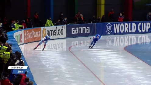 男子500米速度滑冰第三组：阿列夫耶夫领先洛伦岑到达终点