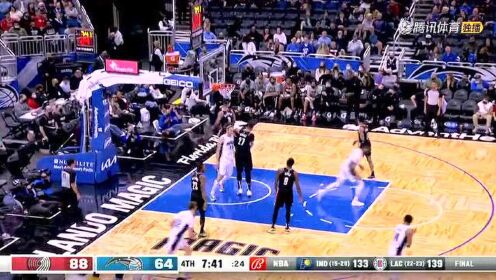 《NBA全场集锦》只好拿篮筐撒气！小洛接球双手暴扣