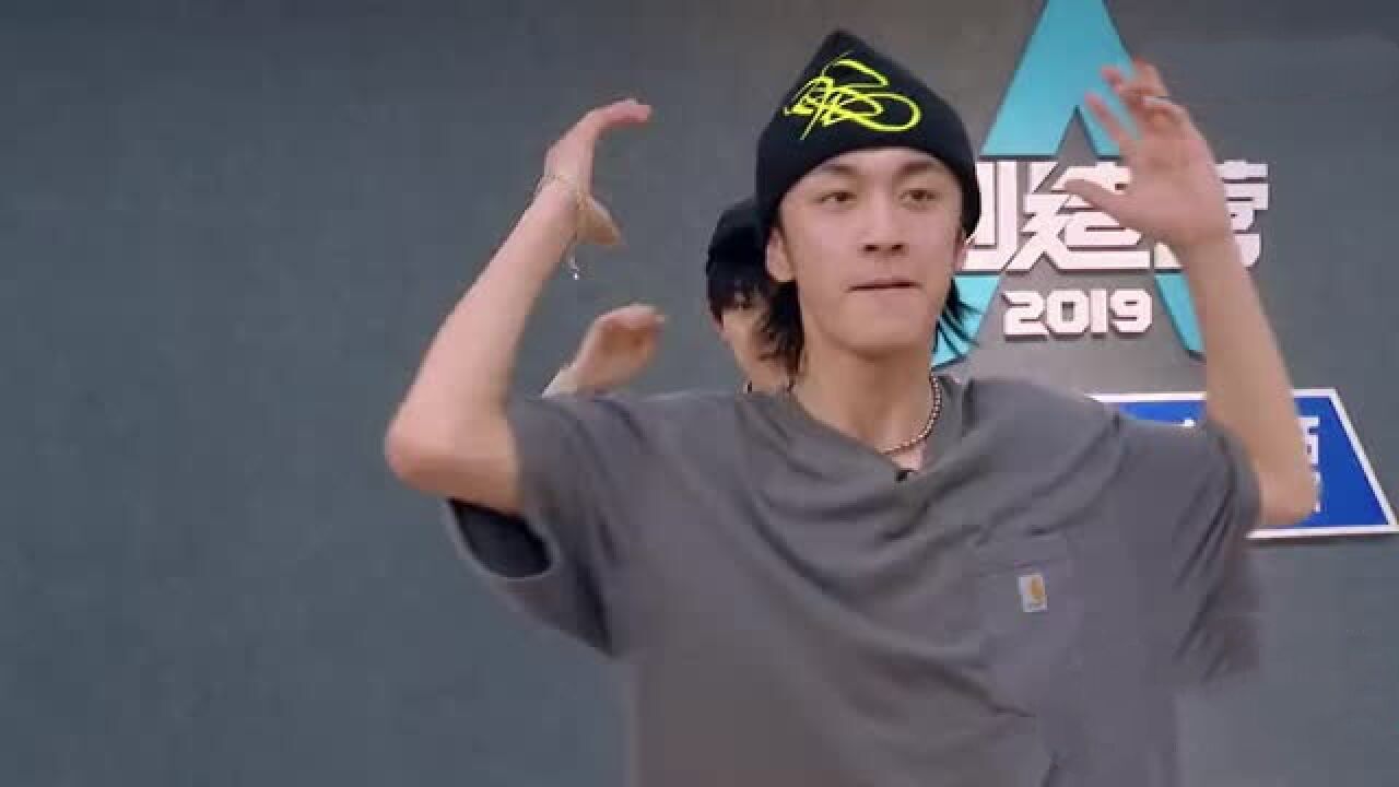 牛超表演"挑衅"舞蹈