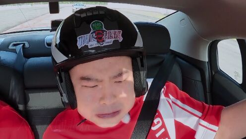 赛车手漂移带飞,岳云鹏吓出表情包