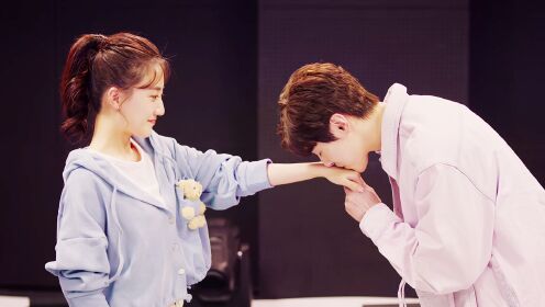 吻手背!顶流明星假戏真做舞台秀恩爱