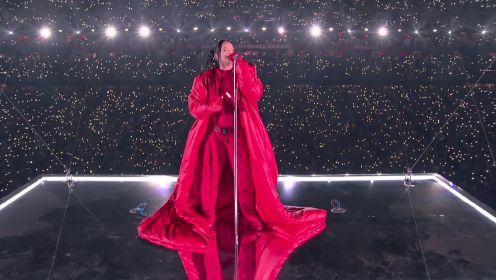 蕾哈娜一袭红衣演唱经典歌曲《Umbrella》完成超级碗中场秀