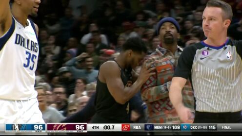 《NBA骑士》米切尔最后一攻被吹进攻犯规 场边Jr史密斯怒喷裁判申诉