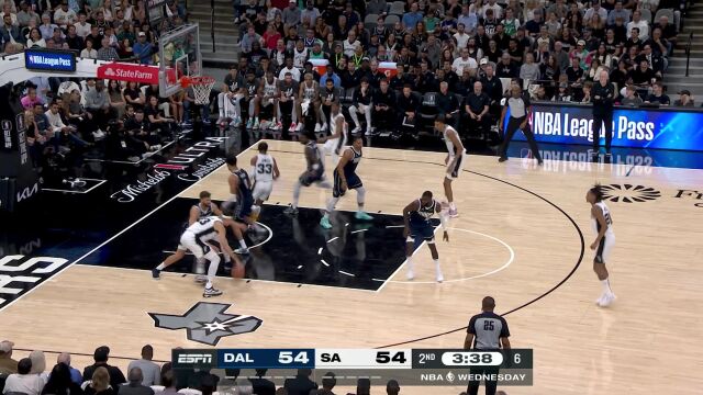 科林斯低位强攻勾手取分 欧文篮下强硬对抗依旧打进