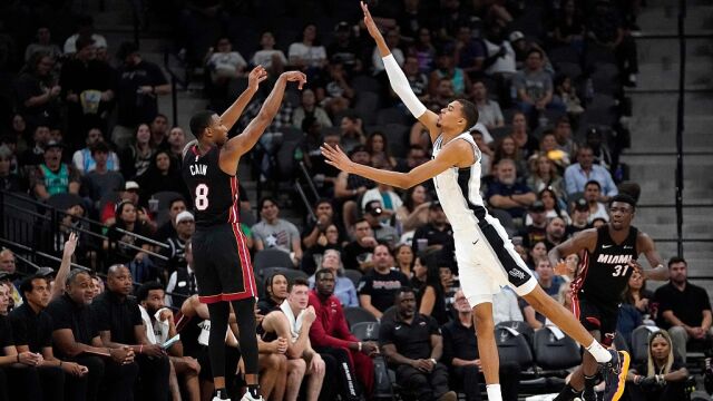 凯恩vs马刺集锦 24分10篮板三分8投6中难阻失利