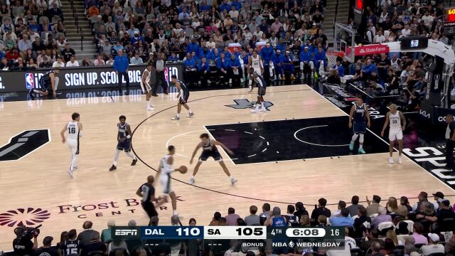 空中接力+急停三分+双手暴扣 文班亚马身背5犯重新登场连砍7分