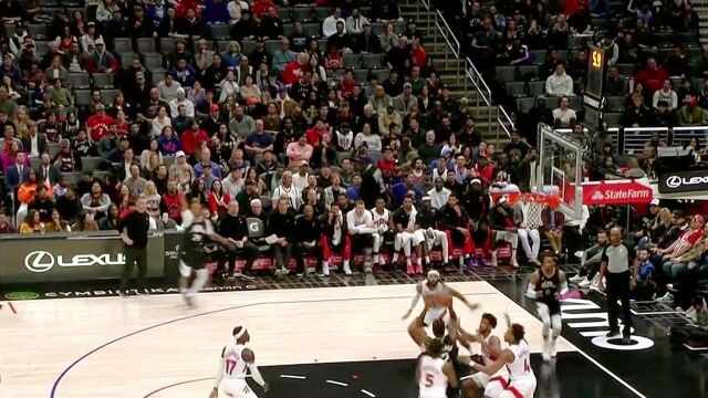 鲍科比半场结束前飙中三分！