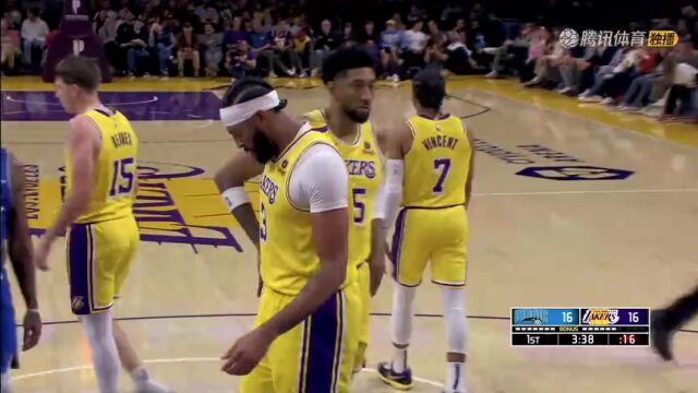 你可不能有事！浓眉突破倒地 四名湖人球员瞬间齐到位过来搀扶