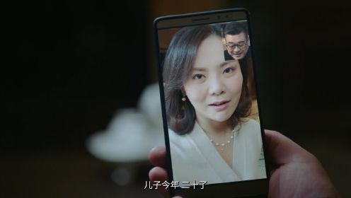 《雾中系铃人》徐克己私生子被徐迈知道，徐克己和薜宁视频讨论要给儿子过生日，被颜青青发现，拿起水晶缸砸向徐克己