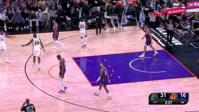 这是他的拿手好戏啊 约翰逊三分线外架炮正中靶心