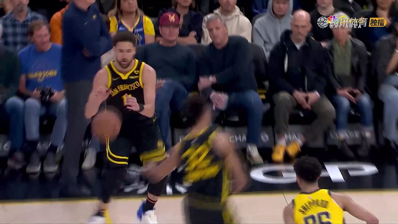 克莱三分迎射防守命中 库里同款抖肩庆祝