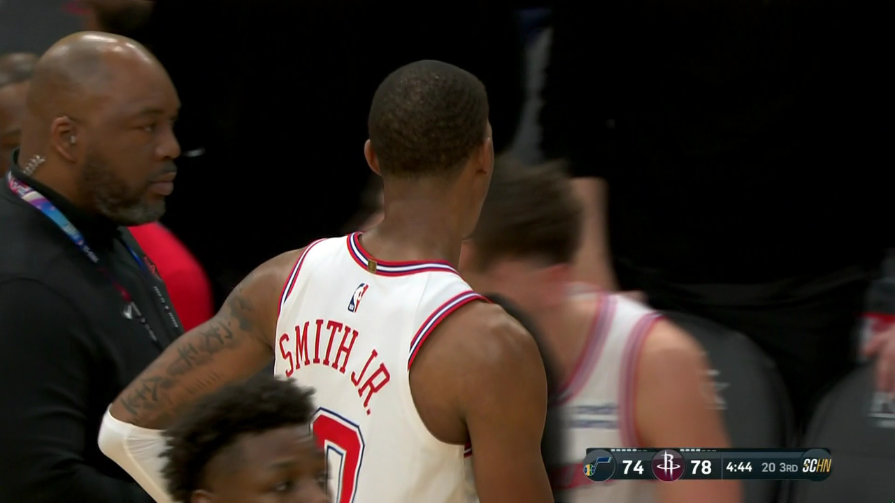 小贾巴里史密斯与邓恩互扯球衣发生冲突 双方各吃一t