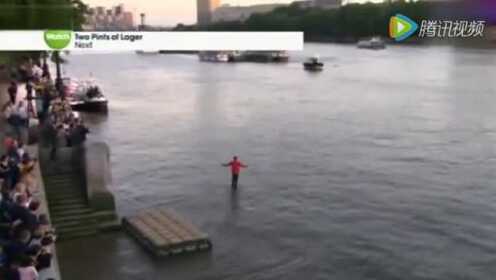 魔术师“漂浮”伦敦泰晤士河被警察带走