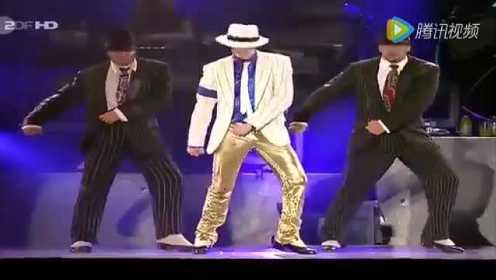 帅呆了！1997年迈克尔杰克逊演唱会经典舞蹈之作！