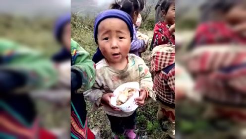 贫穷山区老人小孩难得吃上北京烤鸭的一幕