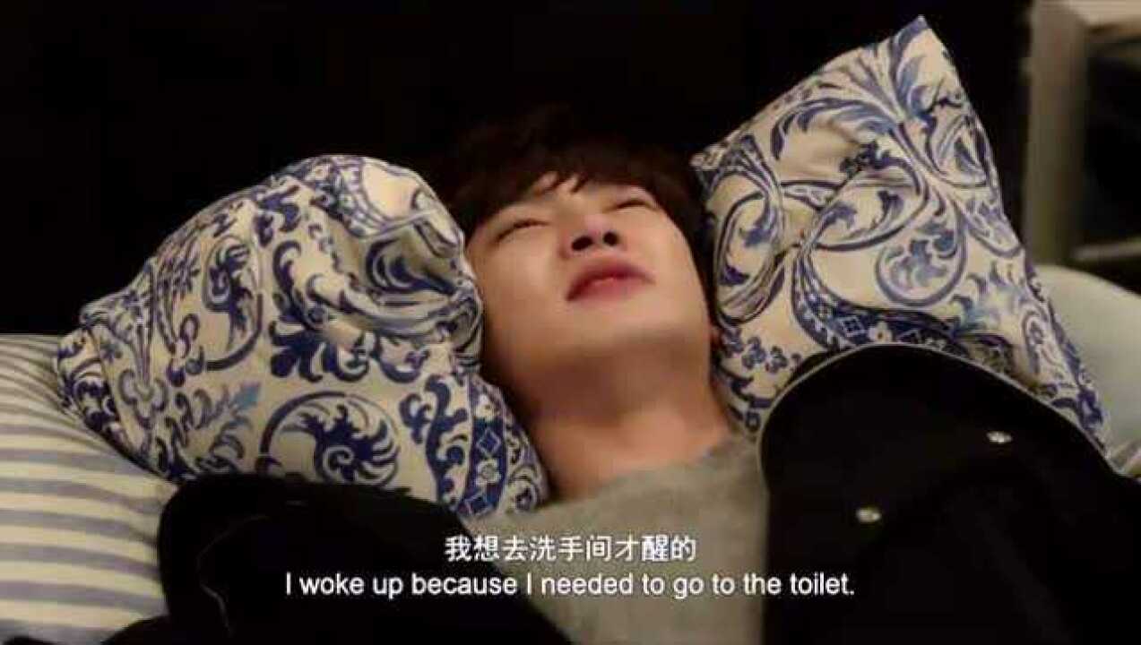 美女一不小心把自己的脚和男子的手铐在一起，人生巅峰_高清