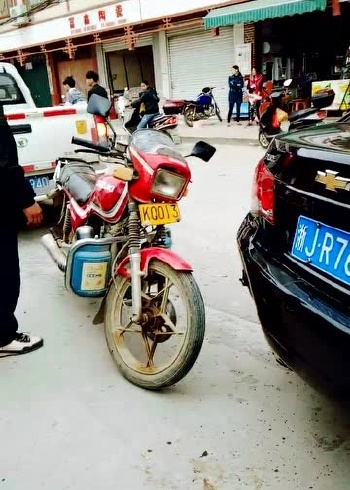 南宁上林县白圩政府路车祸