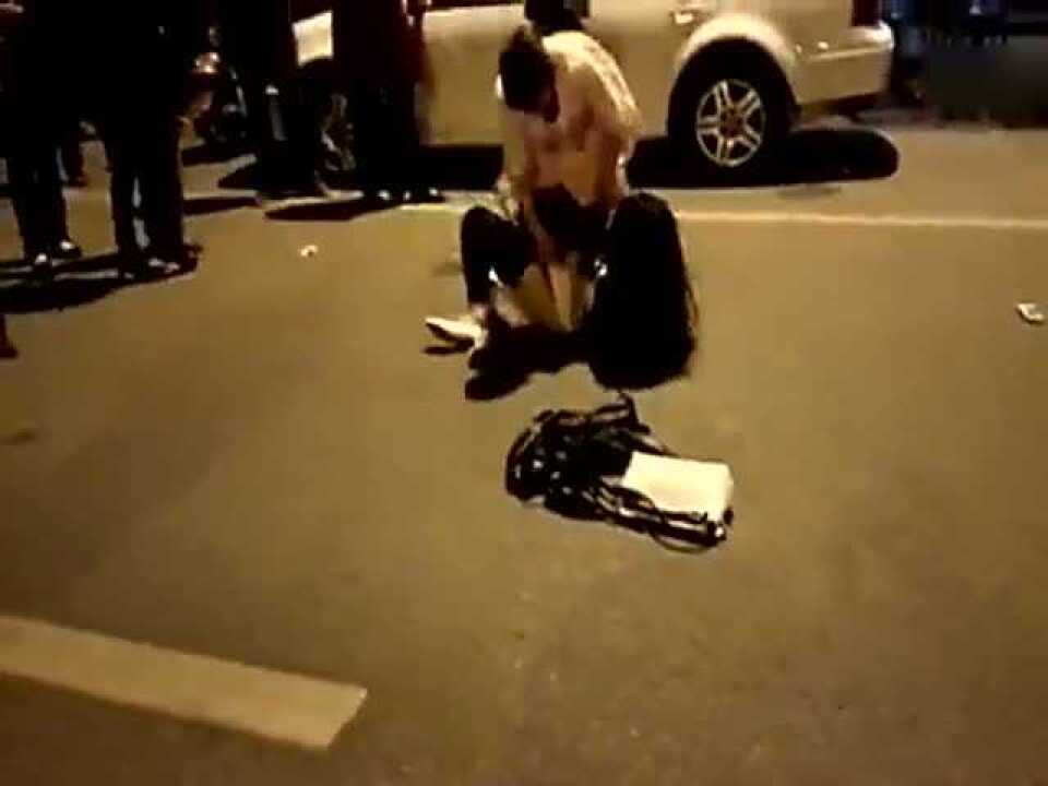 福州一漂亮小三惨遭原配街头暴打，当众扒掉裤子_高清