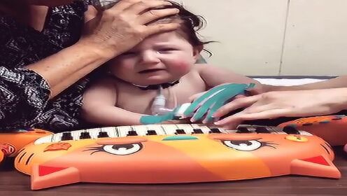 可怜的宝宝在做康复训练，宝宝哭的很伤心爸爸妈妈在一旁也很难过