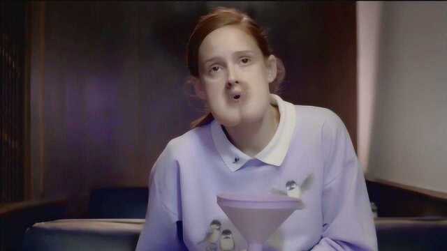 奇异电影肌肤女孩屁股长在脸上吃饭只能用特殊的管子