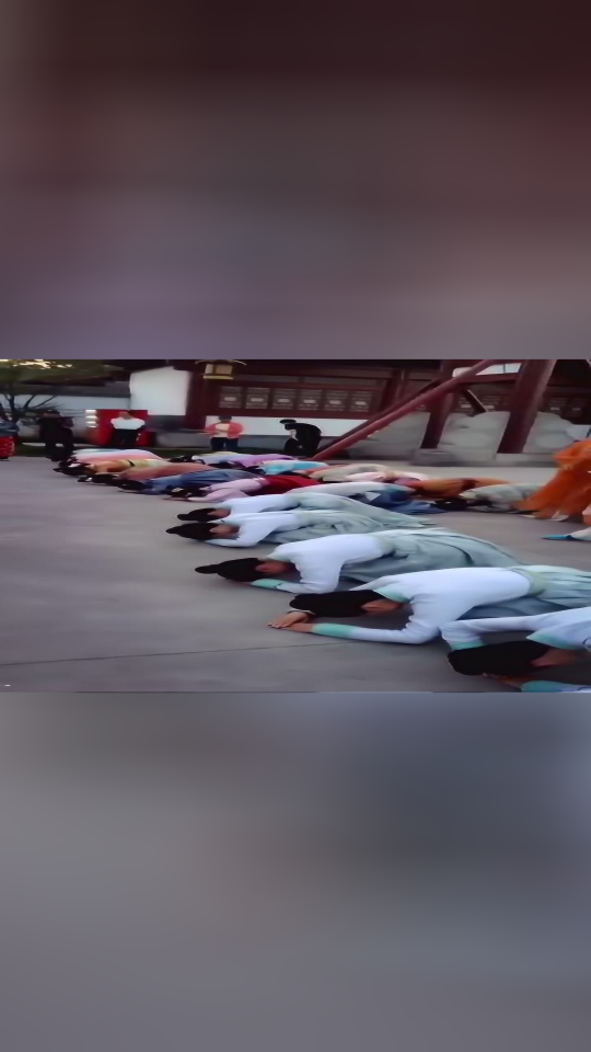 电视剧中古代女子下跪端庄优雅实际拍摄时是需要好好培训的