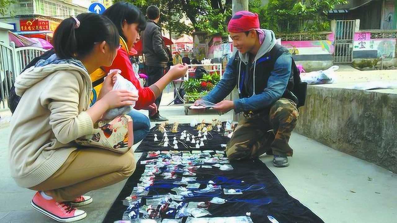 大学生摆摊，标语辣眼睛：学妹亲一口，东西都拿走_高清