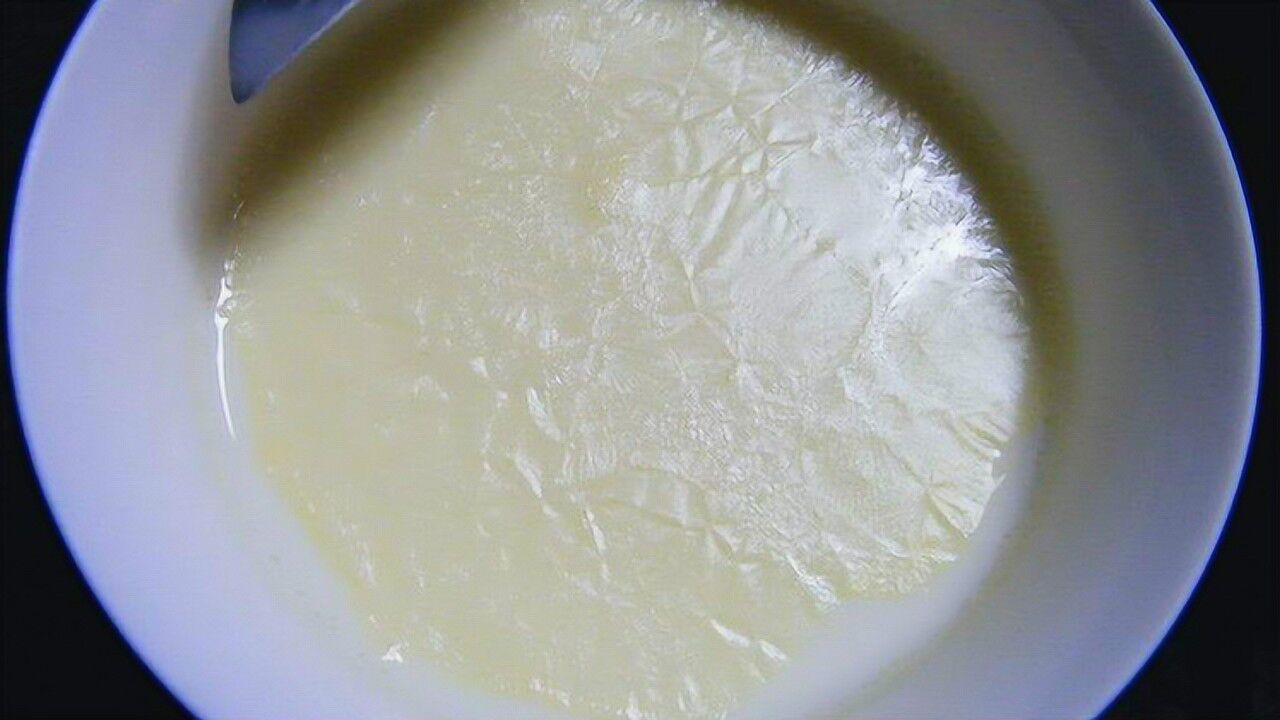 牛奶加热后,上面浮着的奶皮不能随便吃,很多人都错了