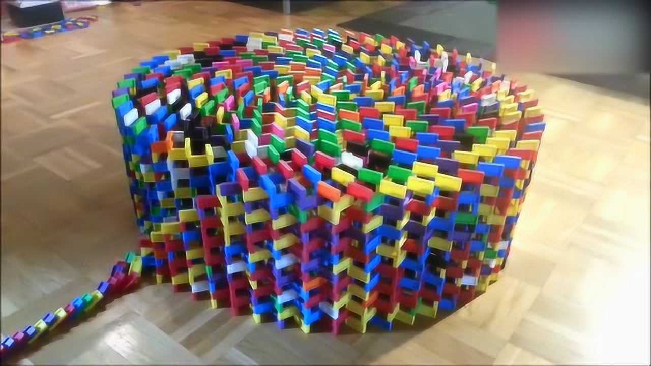 惊人的多米诺骨牌螺旋墙一层一层倒塌很舒爽