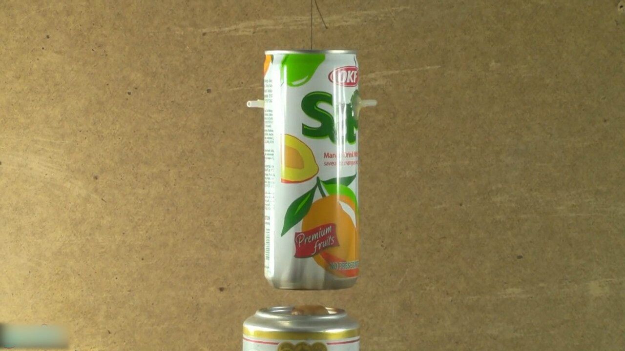 牛人用废弃易拉罐和圆珠笔芯自制简易蒸汽机看起来挺有意思