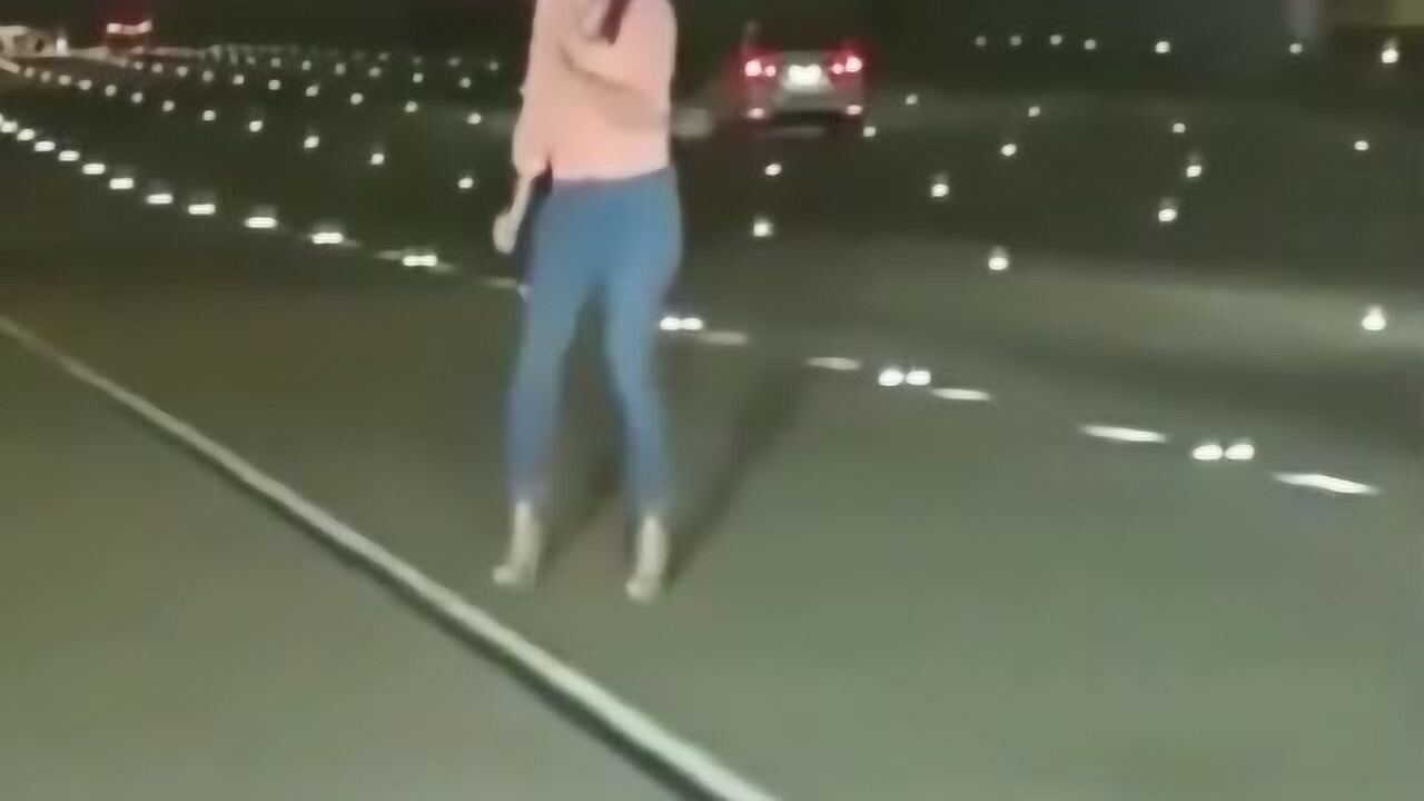 女子高速上想上厕所尿急，记录仪拍下这样的有趣镜头._腾讯视频