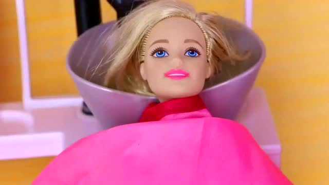 芭比娃娃今天去理发店洗头染发和设计发型真的好漂亮啊