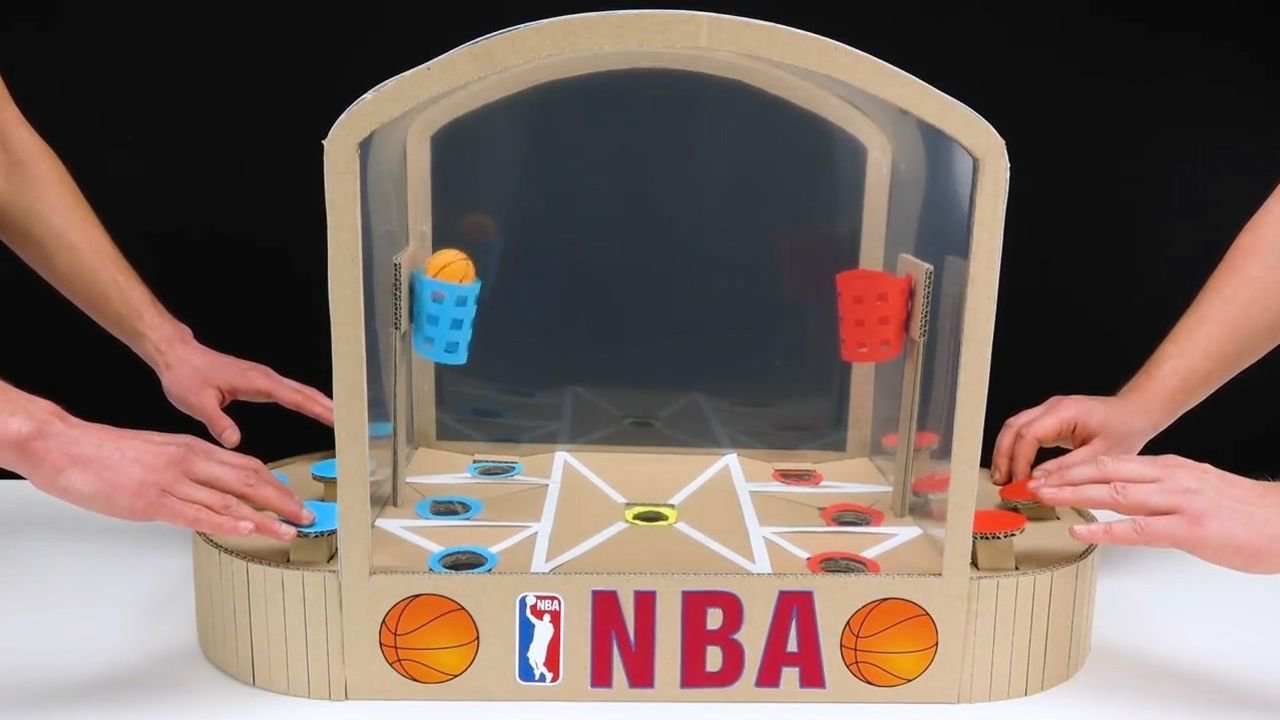 用纸板diy一个双人篮球比赛玩具,制作简单,关键是特别好玩