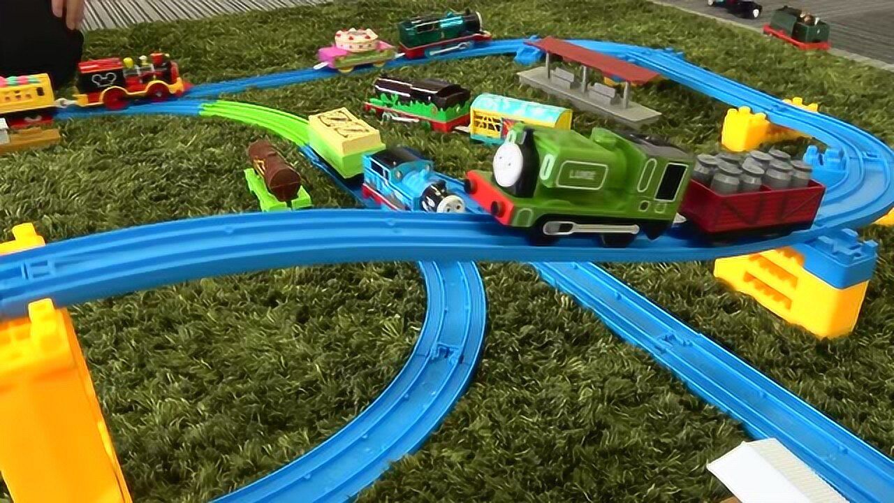 托马斯小火车载着蛋糕和货物在轨道上玩耍真好玩