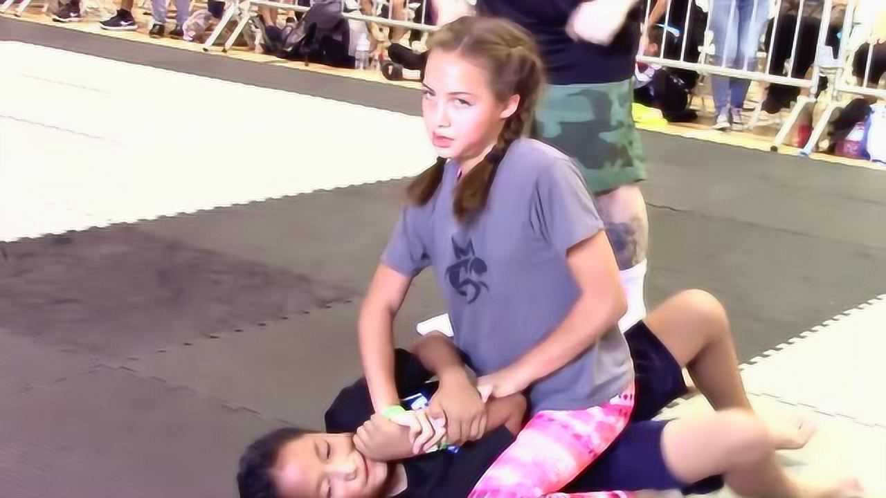 外国青少年男女混合摔跤比赛出现惊人的一幕男生全程被压制