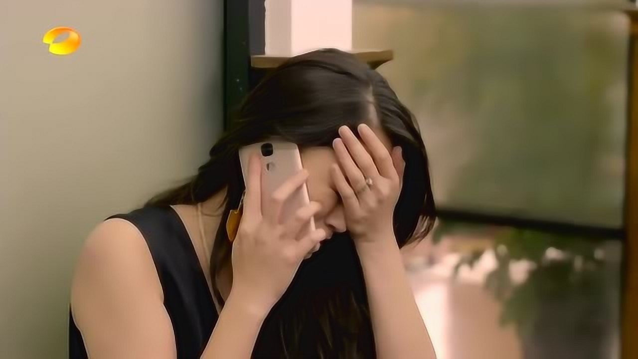 美女站在走廊,打电话求救,情况非常着急