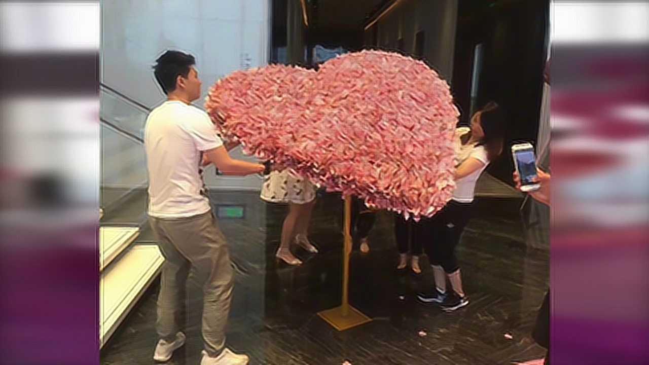 秀恩爱新方式!重庆男子用33万元人民币折心形花给女友庆生