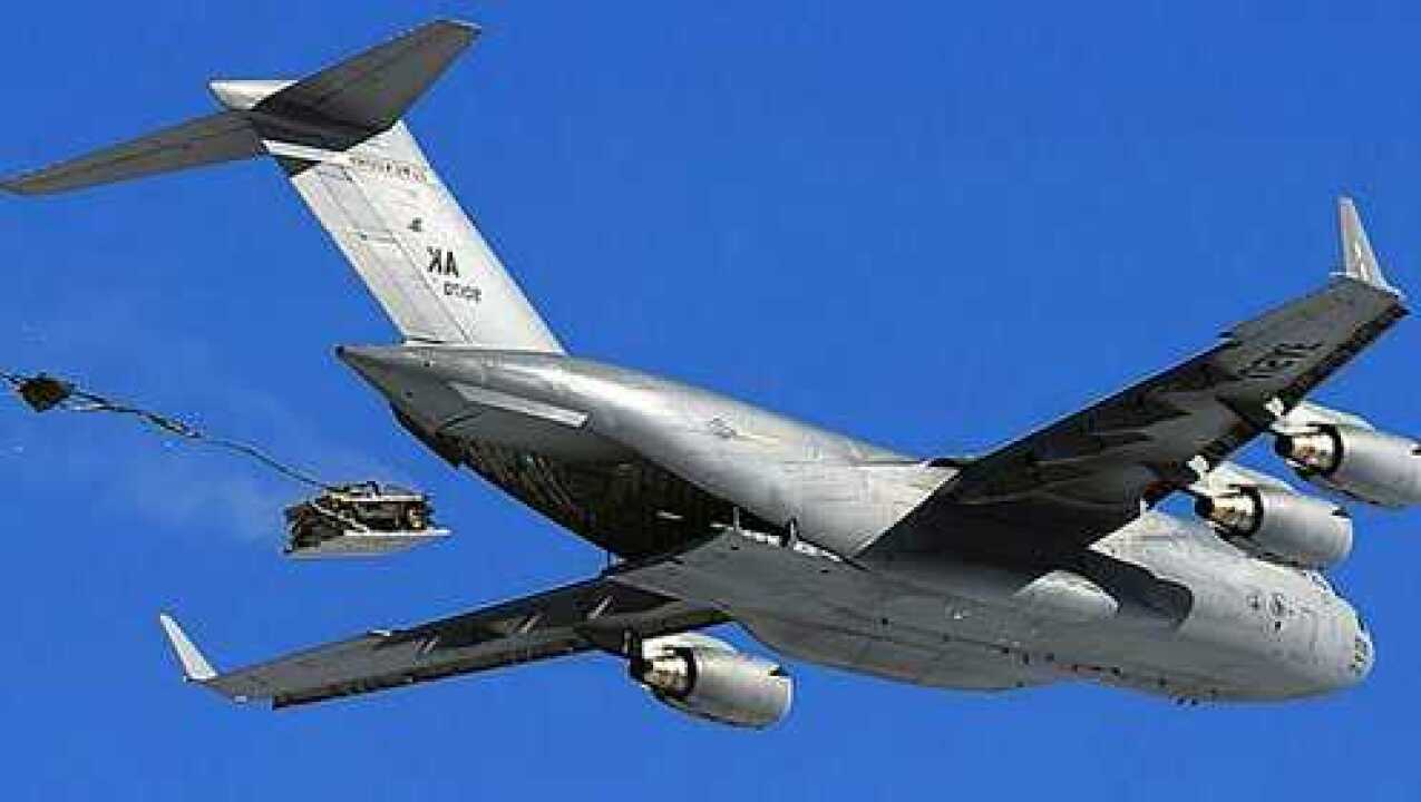 近距离感受,c17银河运输机,空投物资装甲车测试